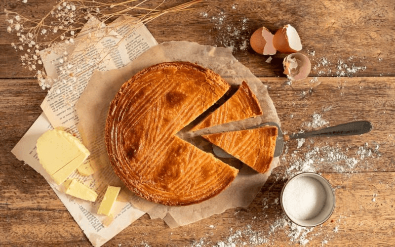 Bánh Gâteau Breton vàng óng với hoa văn trám trên mặt