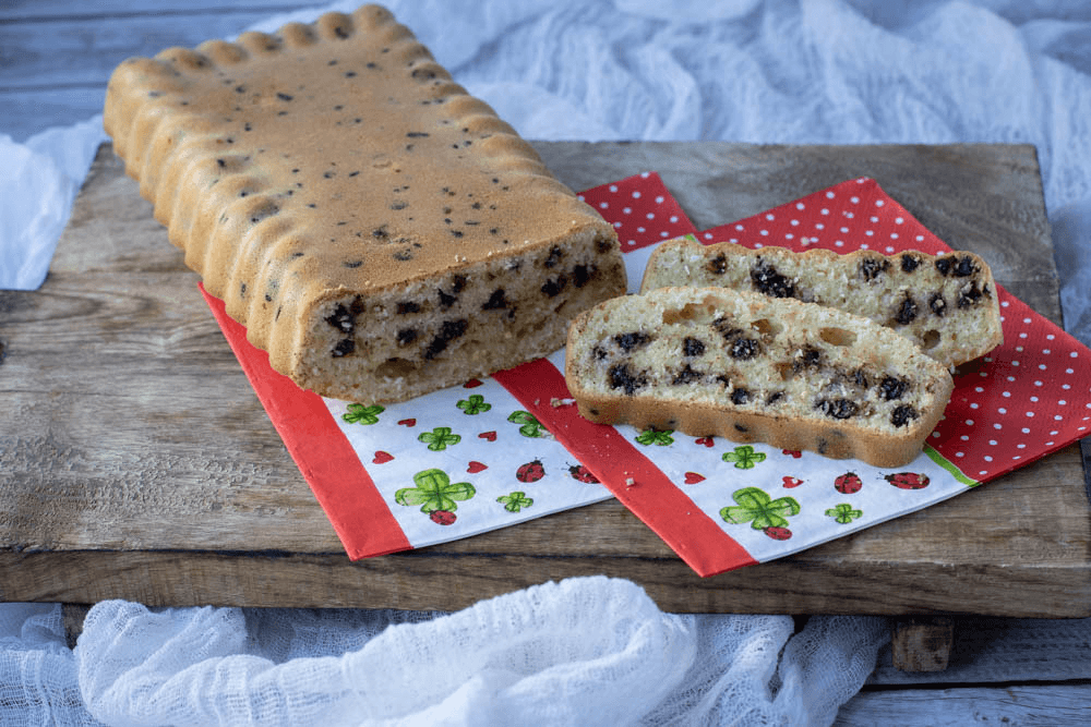 Bánh bông lan cốt dừa rắc chocolate