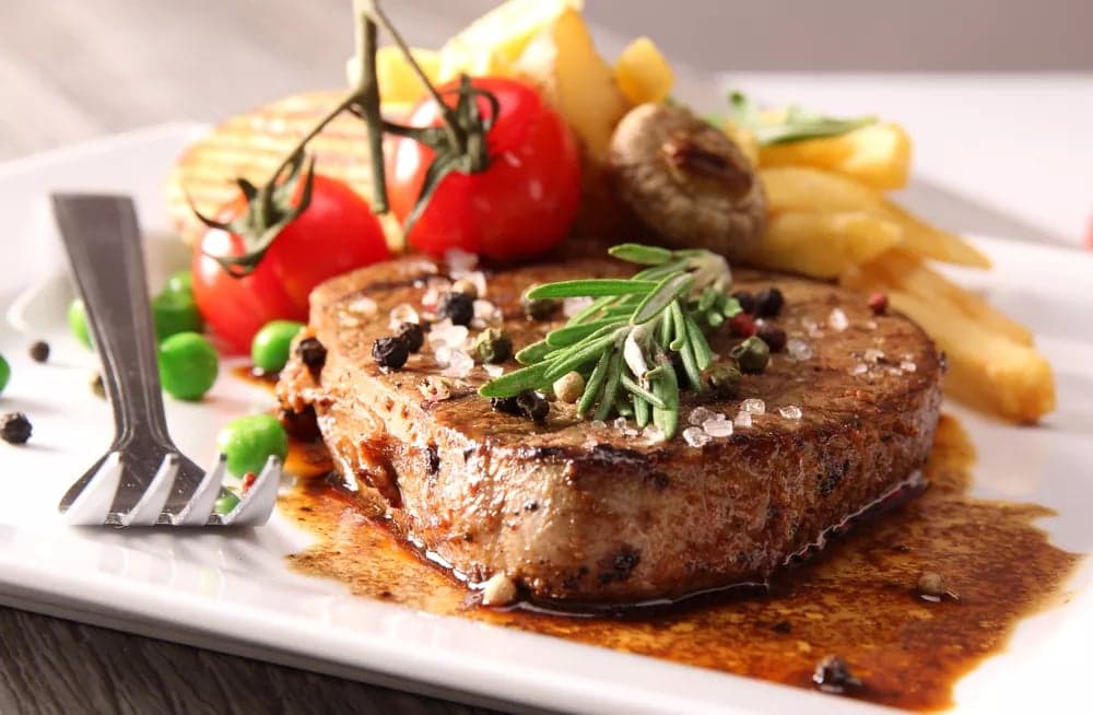 Bò bít tết sốt tiêu xanh kiểu Pháp