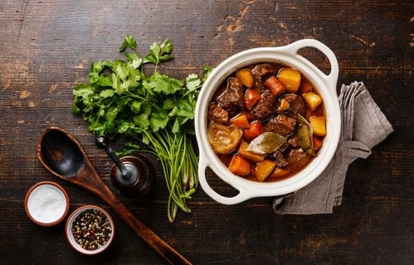 Bò hầm rượu vang Bourgogne: công thức chuẩn vị Pháp