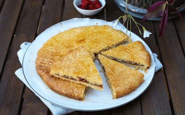 Bánh Gâteau breton vàng óng với họa tiết kẻ ô trên mặt, nhân kem mận bên trong