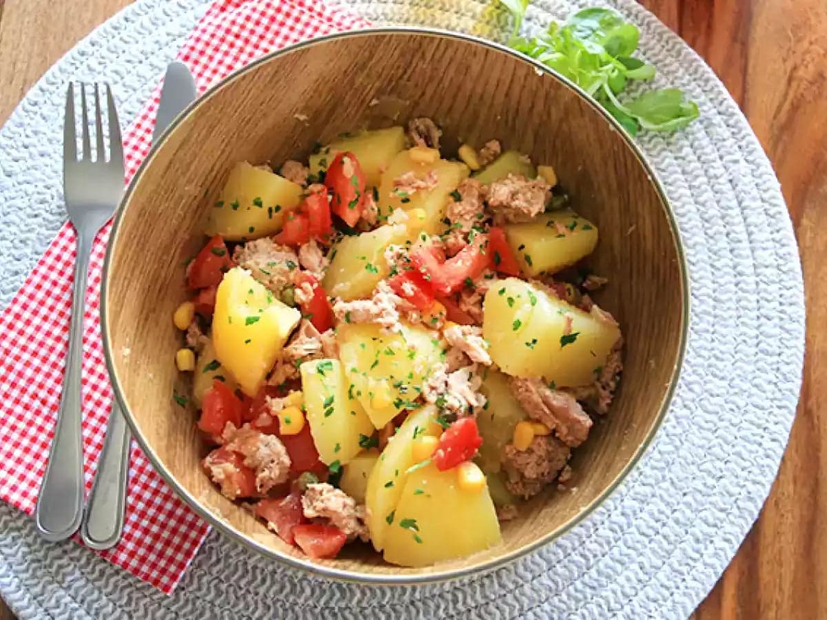 Salad khoai tây, cá ngừ và cà chua