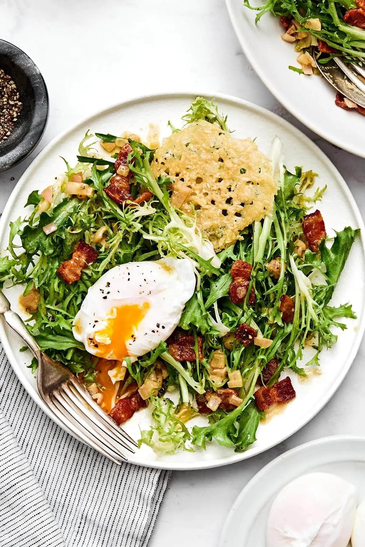 Salad Lyonnaise truyền thống: thịt xông khói giòn rụm và trứng chần lòng đào