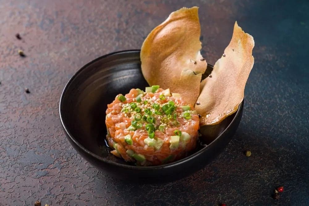 Tartare cá hồi sốt cam quýt và bơ